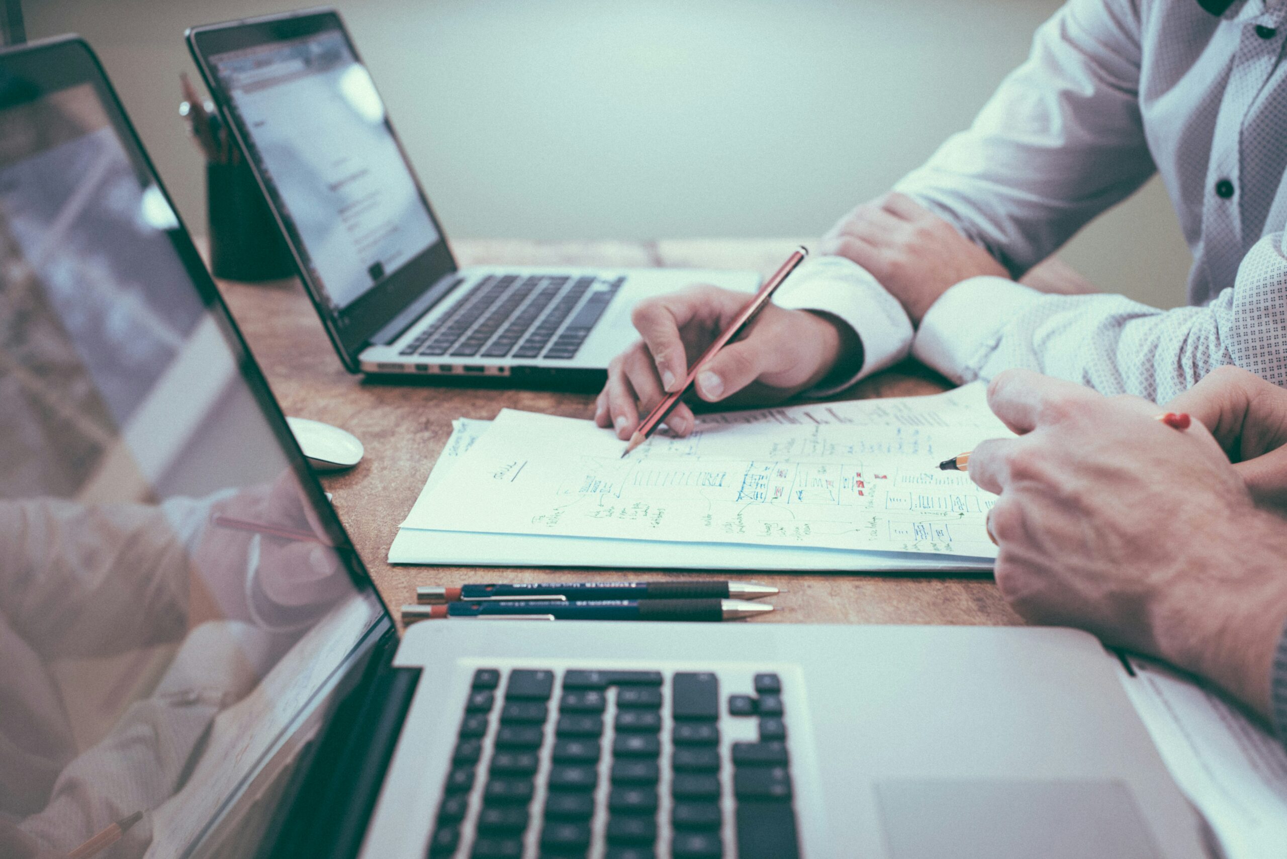 Réunion de travail sur un bureau avec deux personnes