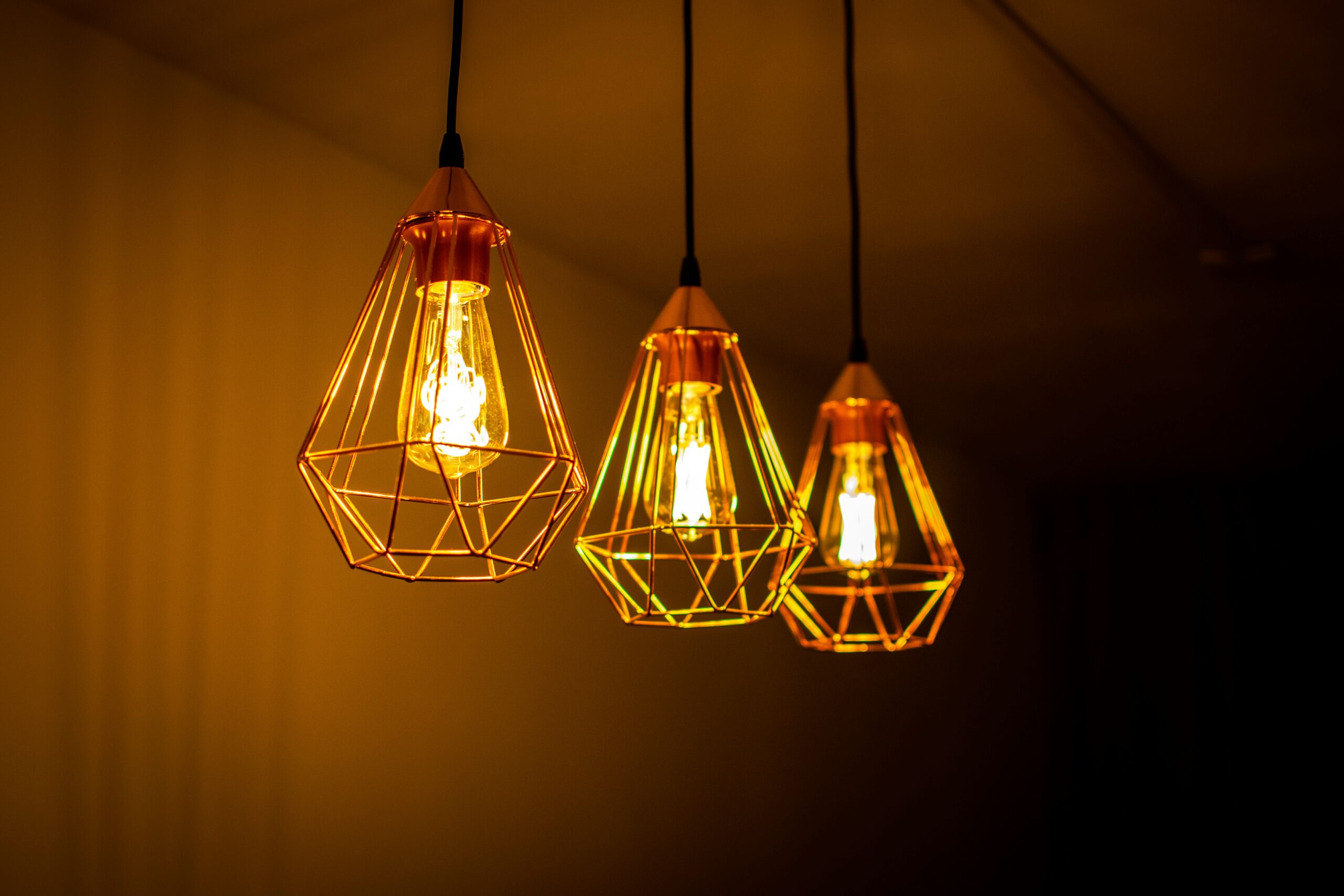Élégance industrielle suspendue Lustre industriel à trois ampoules